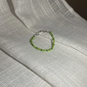 Kiwi la grön🥝💚 - Detta är vårt nylanserade ”Kiwi la grön” armband. Den passar bra nu till vintern men också sommarn🥝