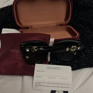 Gucci - Äkta Gucci glasögon, köpta iår för 3800kr. ytliga repor/ normalt slitage Säljer dom för 2000kr, pruta ej❤️