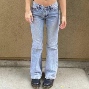 Populära quinn jeans från brandy Melville, säljer pga att decimeter används. I jättebra skick, nypris 400kr💗 första 2 bilderna är lånade 
