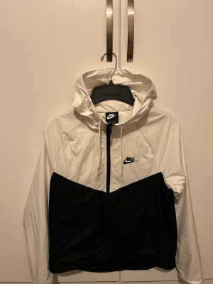 Nike jacka  - Nike jacka dam    Pris kan diskuteras!