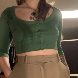 Kofta  - Jättefin grönt kofta  Fr H&M  St xd men stretching (jag är st s/M