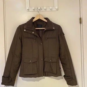 Tunn jacka från Vero Moda  - Jättefin jacka från Vero Moda i strl M, (men skulle snarare säga S) praktisk med mycket fickor och utan defekter! Säljer för 149kr + 60kr frakt 🤎