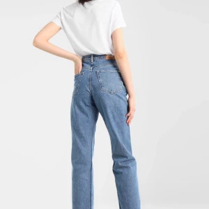 Rowe jeans  - Extra high straight jeans från weekday! Jättesnygga, fräscha och bekväma! Storlek 26/30! ❤️‍🔥❤️‍🔥