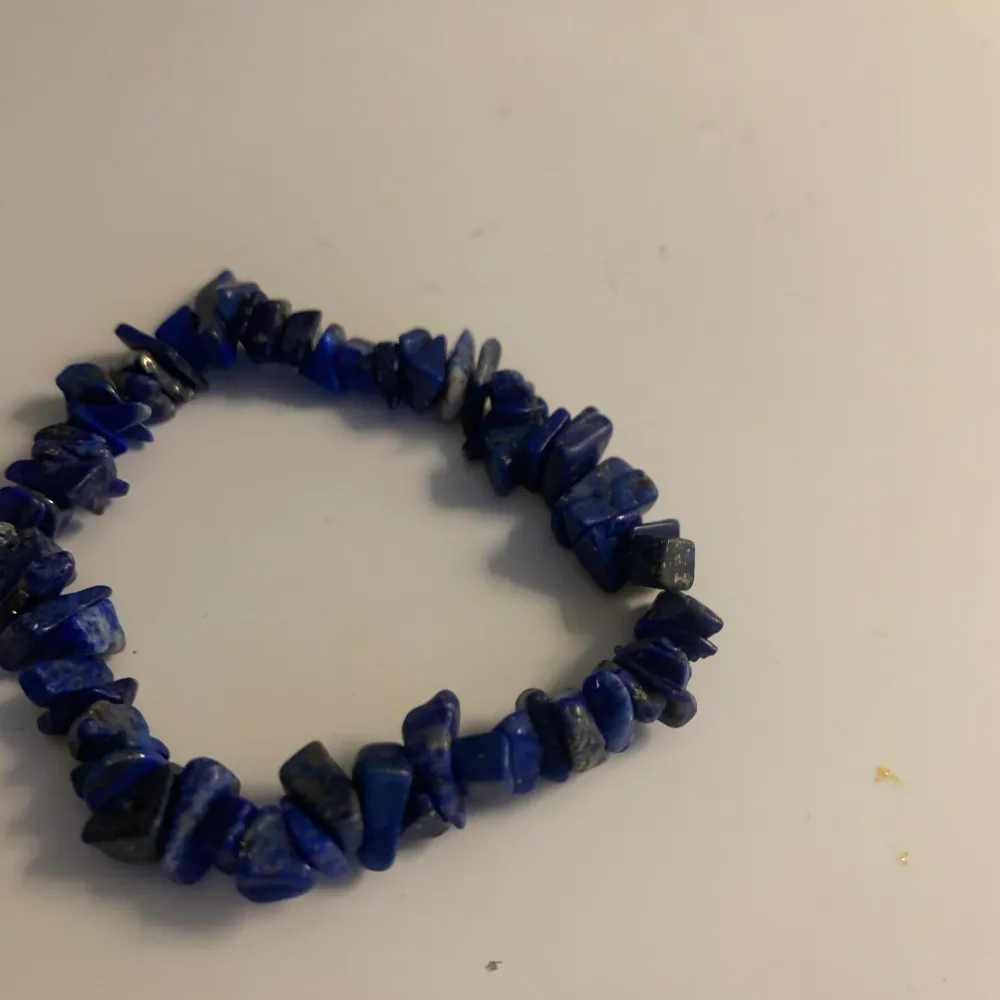 Hej, säljer detta super fina armbandet. Andvänd ca 3 gånger. Passar alla. Ni får buda om ni vill❤️. Asusteet.