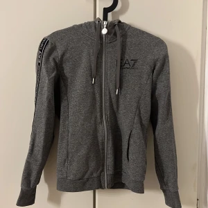 Tjocktröja Armani  - Säljer min Armani tjocktröja. Fint skick andvänd ett fåtal gånger. Nypris 1700 kr. 