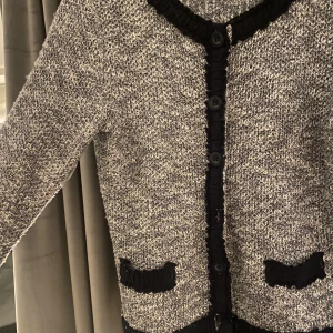 Stickad kofta  - Säljer min stickade kofta från street one. Väldigt fin och trendig kofta. Aldrig andvänd 