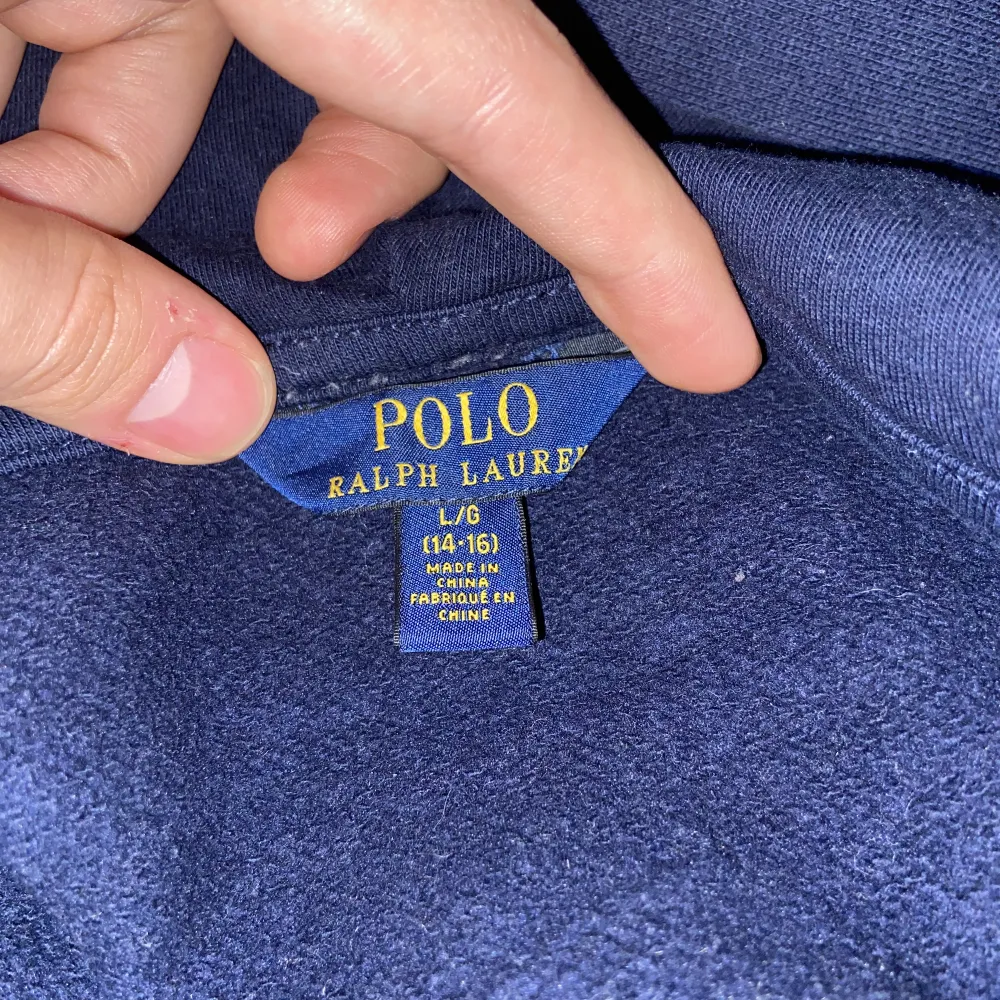 Säljer min polo ralph lauren hoodie för att rensa min garderob. Använd men i bra skick 8/10. För fler frågor skicka privat.. Hoodies.