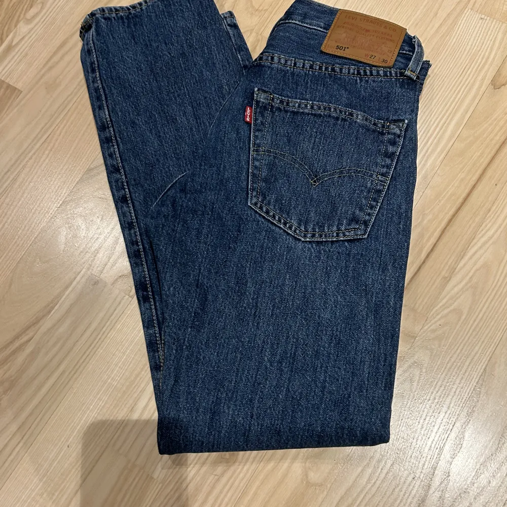 Säljer mina Levis 501 för att dem har blivit för små. Då jag inte har använt dem så mycket så är det ett väldigt bra skicka på jeansen. . Jeans & Byxor.