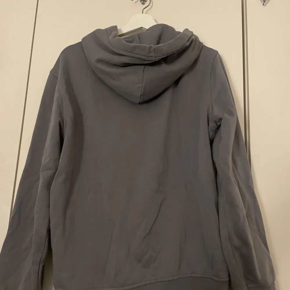 En zip hoodie från HM i färgen mörkgrå och storleken M. Knappt använd. Köparen står för frakt och priset kan förhandlas. . Hoodies.