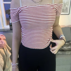 ribbad söt topp - söt tajt ribbad topp i xs, går att ha off shoulder och vanligt. knappt använd alls, köpare står för frakt!