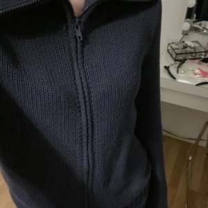 Brandy melville stickad zip tröja - Jag säljer denhär mörkblå stickade zip tröjan från brandymelville. Den är i nyskick. Skulle säga att den passar storlek xs-m. 💕