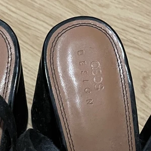 Klackskor  - Svarta klackskor.  Storlek 40, snöre runt vristen 