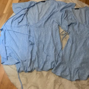 Två Shein klänningar  - Två fina Shein klänningar väldigt fina till sommaren ena är i storlek M och andra XS jätte fina inga skador 50 kr st