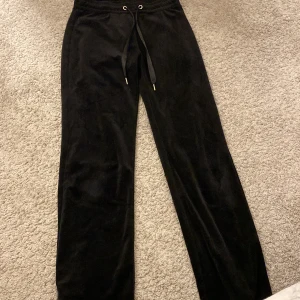 Sköna mjukis - Säljer dessa byxorna som är otroligt sköna o mysiga från Gina. Storleken är S men funkar absolut som xs skulle jag säga. 