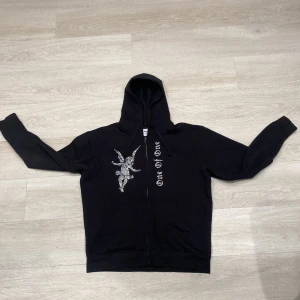 One of one - Tjena! vill nu sälja min fina one of one hoddie för att jag har tröttnat på den. Den är 9/10 och är nästan helt oanvänd. Väldigt svår att få tag i, Skriv för mer info! 