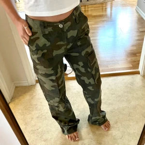 Militär cargobyxor - Gröna cargobyxor från Bershka. Storlek 36. Midja: 44cm Benlängd: 76cm  Använda 1 gång.