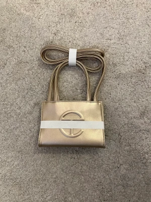 Telfar small gold - telfar väska i storleken Small och färgen Gold, oanvänd med tags och dustbag. Alltid slutsåld, 
