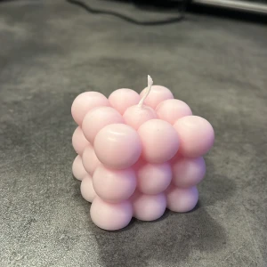 Egengjort ljus - Ett fint ljusrosa ljus som jag tillverkat själv:) en väldigt fin inredningsdetalj