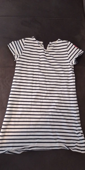 Klänning - Säljer en Hampton Republic klänning, som är i storlek 122/128. Bra skick. Finns i Stockholm/Huddinge.