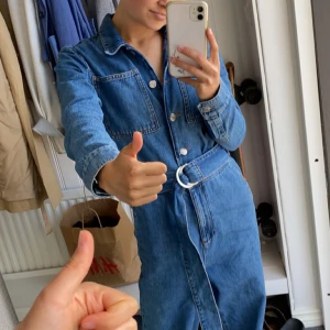 Jeans jumpsuit - En superfin jeansdress i storlek 34 (från Nakd) som tyvärr inte sitter perfekt på mig… Använd max 1 gång och i bra skick.💙 300kr (+ eventuell frakt)