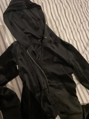 Juicy koftan  - Knappt använd, använder bara byxorna. Inga kvitton men köpt på Nelly. Inga defekter. Kostade 1.099 när jag köpte. Vid snabb affär kan jag gå ner i pris. 