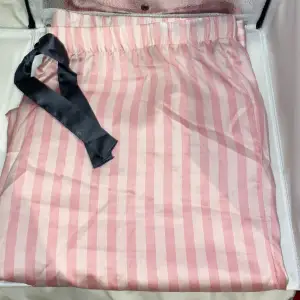 Säljer dessa otroligt bekväma pyjamasbyxor från Victoria Secret i Silke, strl L skulle säga att den passar M. Knappt använda, fint skick och väldigt bra kvalitet✨ Startpris 350kr + frakt, pris kan diskuteras! Tveka inte att höra av dig om frågor uppstås🫶🏽