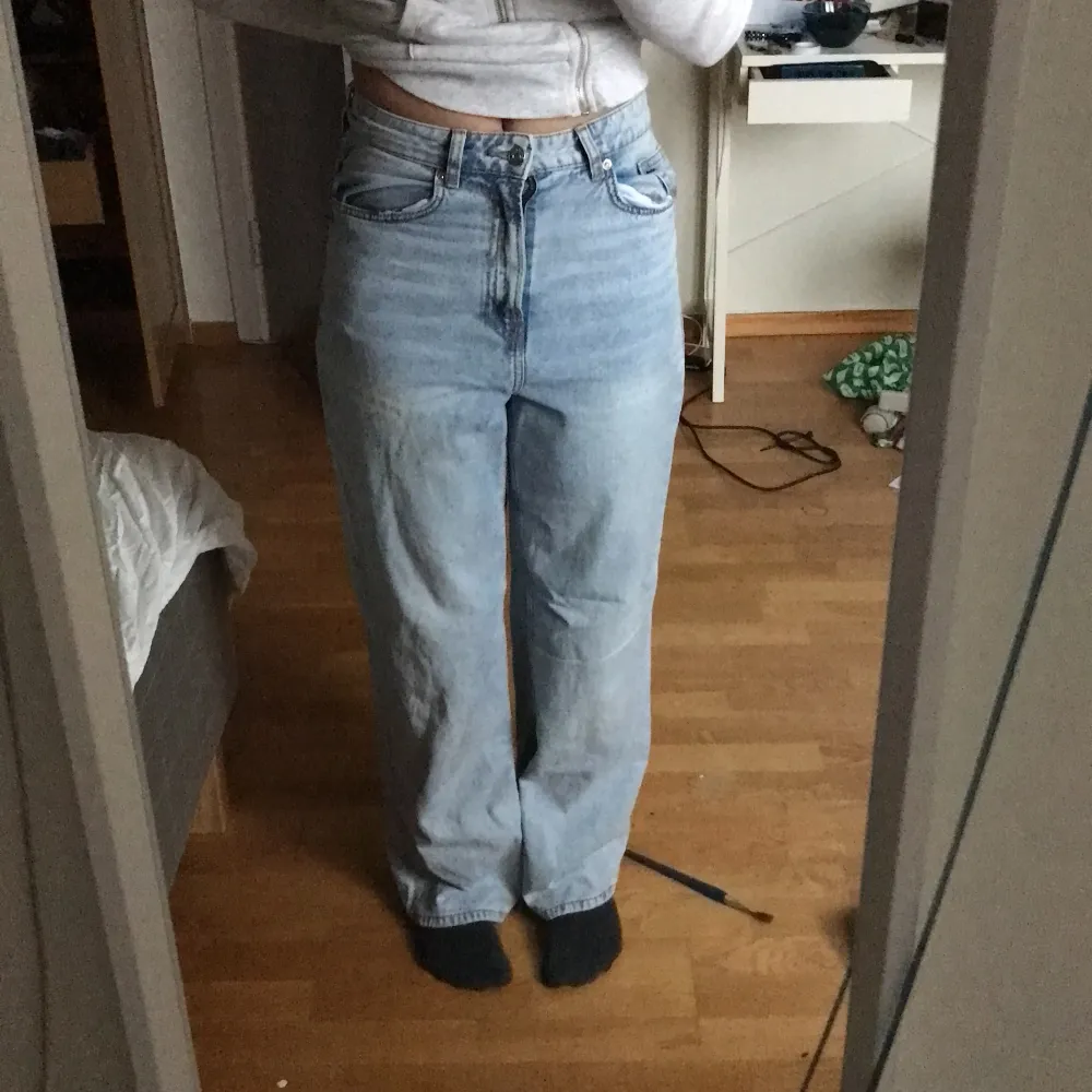 High waist baggy jeans, light washed. One stain on the pocket but barely noticeable, otherwise good condition. Size is 36 and perfect baggy for me who is 170 Shipment is on you  . Jeans & Byxor.