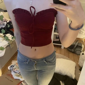 Bandeu topp  - Röd bandeautopp som tyvärr inte kommer till användning, sitter jättebra! 