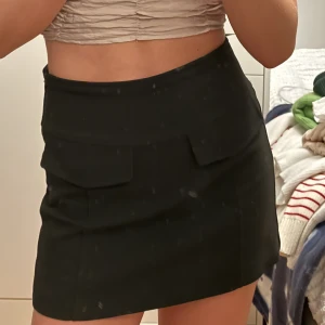 Zara kjol - Kostym liknande kjol från ZARA. !det är spegeln som är lite smutsig inte kjolen! Den är knappast använd då jag inte gillar den på mig.  190kr + frakt