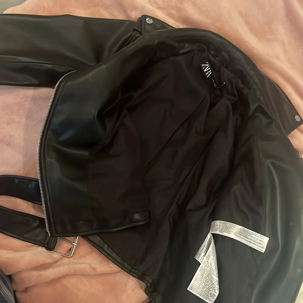 Hej, jag säljer min skinnjacka ifrån zara eftersom den inte kommer till användning eller har kommit till användning. Jag har använt den typ 2 gånger så den är som ny!❤️ orginariepris 699kr! Köparen står för frakten❤️. Takit.