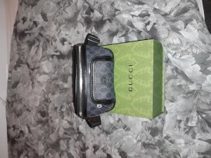 Gucci väska - Säljer nu min gucci midjeväska använt några gånger fortfrande i väldigt bra skick inga skador eller nånting nästan allt finns förutom kvitto