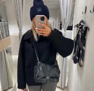 Monki kappa - (Lånade bilder) skriv för egna!💓 Hej! Jag säljer min kappa från Monki, skriv vid intresse💓 köpt här på Plick i höstas för 800kr. Den är lite nopprig men jag tror de är materialet ( fråga gärna om bild ). Köp direkt för 600kr💓 