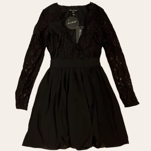 klänning  - klänning med spets från hickap 🖤- storlek xxs, helt ny med lapparna kvar!!