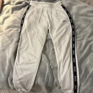Nike mjukisbyxor  - Mjukisbyxor från nike, använda fåtal gånger ❤️