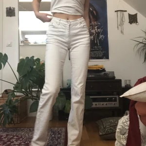 Vita raka jeans - vita raka jeans köpta secondhand. Är intagna i midjan av mig(se bild 2). Har två små  rosa fläckar och en annan vid låret. Fler bilder eller mått meddelande mig!