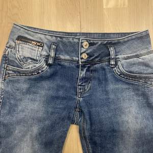 Fina Ltb jeans men är tyvärr lite för stora på mig, 38 cm tvärsöver midjan, innerbenslängd:73cm  Kom priv för andra frågor 💕