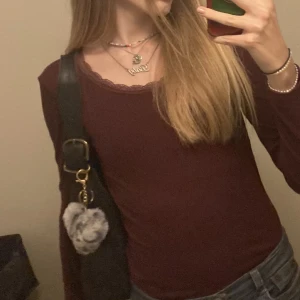 Tröja med spets  - Vin röd långärmad tröja med spets detalj vid halsen från hunkemöller. Är i bra skick 