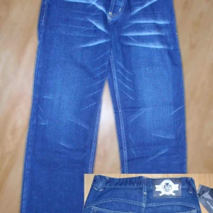 Dolce & Gabbana - Säljer dessa helt nya och oanvända herr jeans.  Alla tags sitter kvar.  Dom funkar även till tjejer.    Märke: Dolce & Gabbana Storlek: 34 x 32" (Medium)  Midjemått: 88cm Innerben: 82cm     Dom är lite mörkare än vad bilden visar.