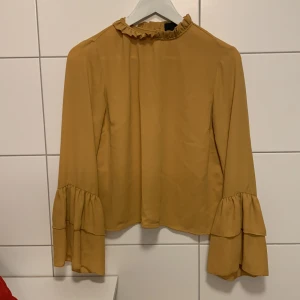 Gul blus  - Gul blus från Gina tricot. Mycket bra skick. 
