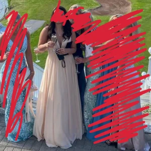 Balklänning - Säljer min balklänning som är använd en kväll, så gott som ny. Klippt bort lappen om storlek men jag har M/L och passar mig perfekt. Köpt för 1150kr. För mått eller fler bilder skicka ehh pm❤️