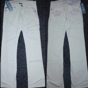 Victoria Beckham Jeans - Säljer dessa helt nya och oanvända jeans.  Alla taggar sitter kvar.  Märke: Vicktoria Beckham Storlek: 28 x 32"  (small) Midjemått: 72cm Innerben: 80cm    Dom ligger kvar i original plastpåsen