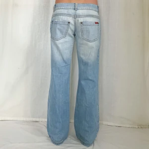 Lågmidjade jeans - Säljer fler lågmidjade jeans! Midja:84 Innerben:78,5 Jag är 169 med W28 som referens🫶