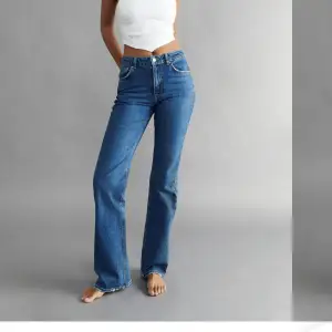 Jeans från Gina. Använda få gånger så som nya. Lite långa på mig som är 166cm.