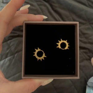 Mot örhängen  - Guld mot örhängen liknande Edblad! Så söta 🙏