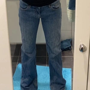 Brandy Melville jeans - Säljer nu mina brandy jeans som jag köpt här på plick! Det är i bra skick men är 🤏🏼 slitna där nere för att de är långa för mig som e 160. jag bär strl 36 och de sitter lite löst vid midjan men banden som förra ägaren fixat på insidan hjälper! Nypris 420kr