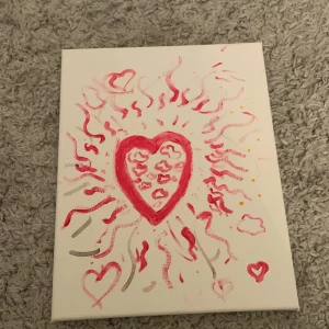 HJÄRT-TAVLA ❤️ - Röd tavla med ett stort hjärta och 4 små,i hjärtat så är det moln:)❤️💕