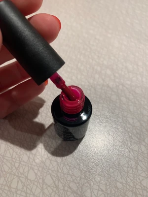 Gellack från beetles rosa - Ett fint gel nagellack från Beetles i färgen rosa (329) Används under uv/ledd lampa. Fick med det när jag köpte andra gellack och tycker inte att jag passar i färgen tyvärr. Aldrig testat, helt oanvänt. Jag står för frakt! (Rabatt vid köp av fler)