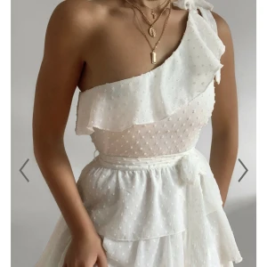 Klänning - Säljer min underbara studentklänning från Showpo. Använd en gång så super skick. Nypris 700kr 