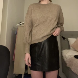 Stickad tröja  - Stickad tröja i en fin beige/brun färg    Endast använd vid ett fåtal tillfällen. 