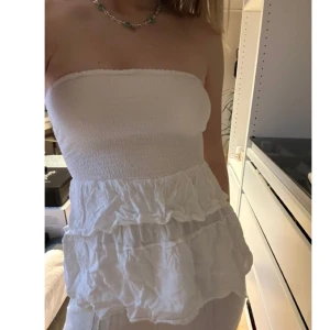 Topp med volanger - Så söt off shoulder topp med volanger! Perfekt till vår och sommar, i strl 38 men passar både mindre och större eftersom den är så stretchig (jag brukar ha 36)❤️❤️